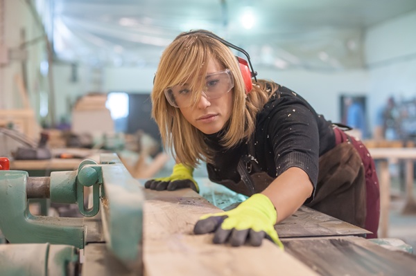 Enhance employee productivity with the Thermwood Cut Center Enhance employee productivity with the Thermwood Cut Center